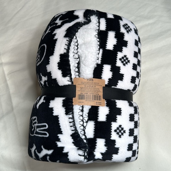 Victoria’s Secret PINK Sherpa Blanket Black White Peace Dogs 50in. x 60in. NWT! - Picture 3 of 4